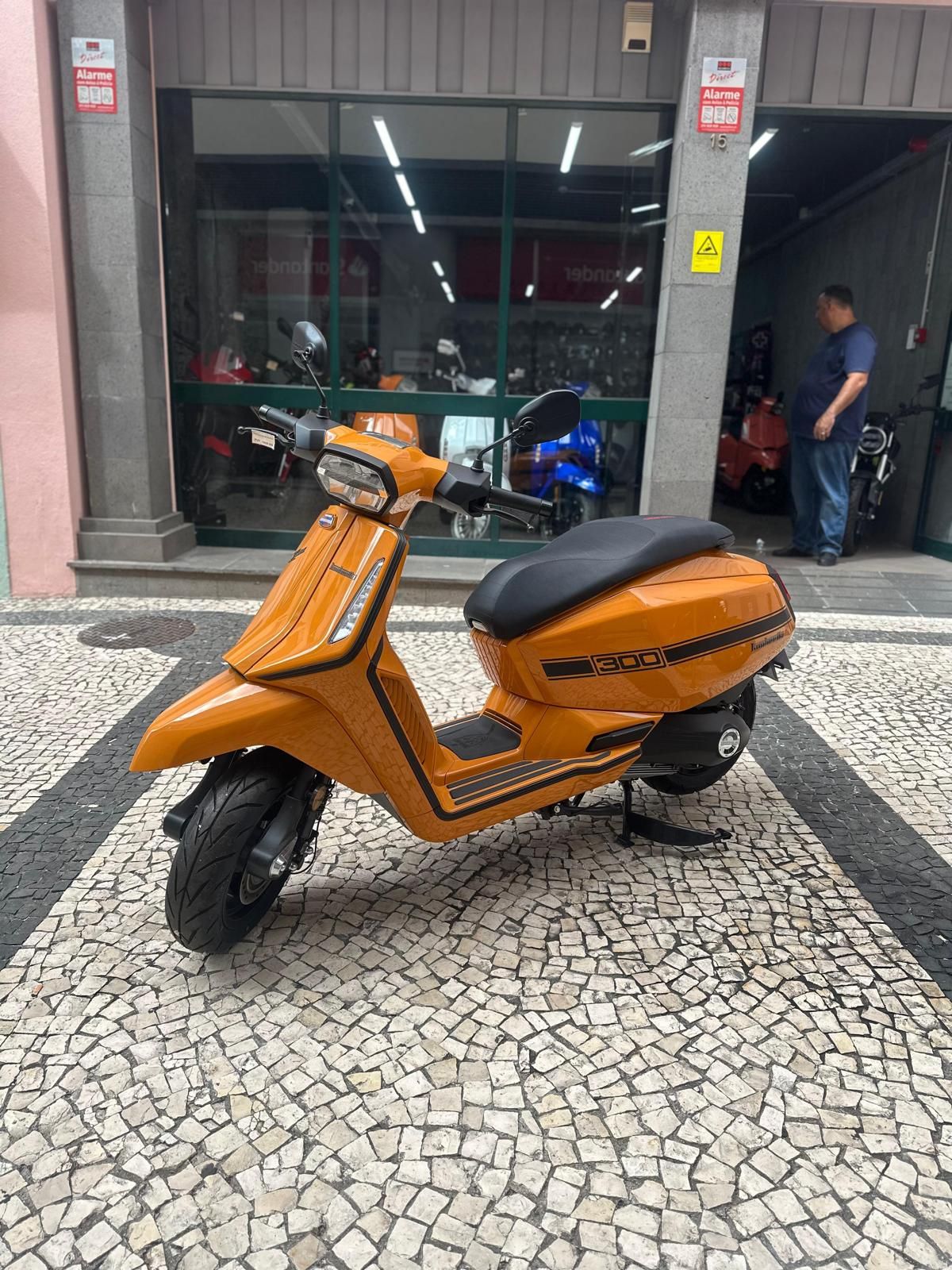 Thumbnail 2 - Lambretta X 300