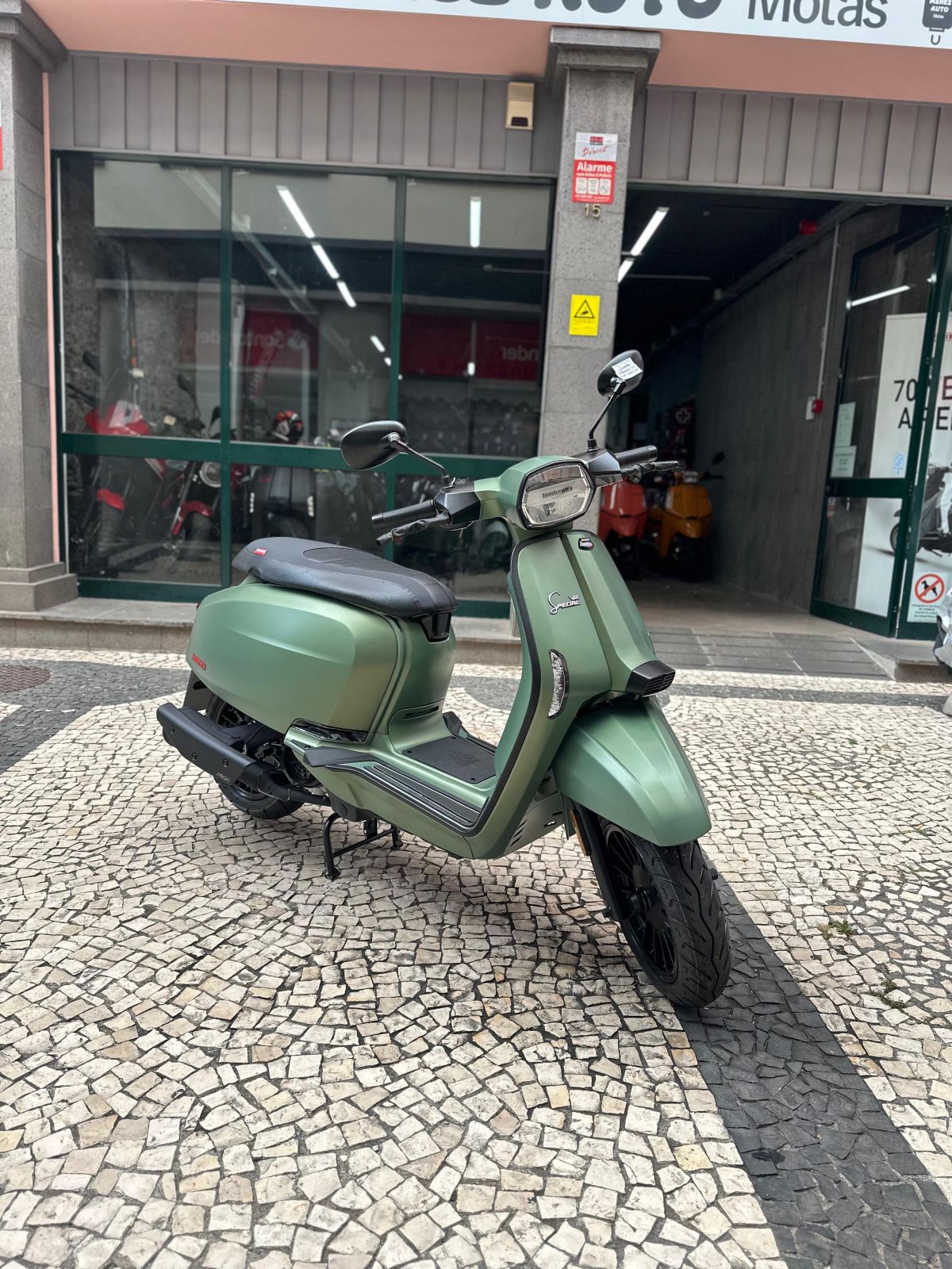 Thumbnail 4 - Lambretta V125 Special