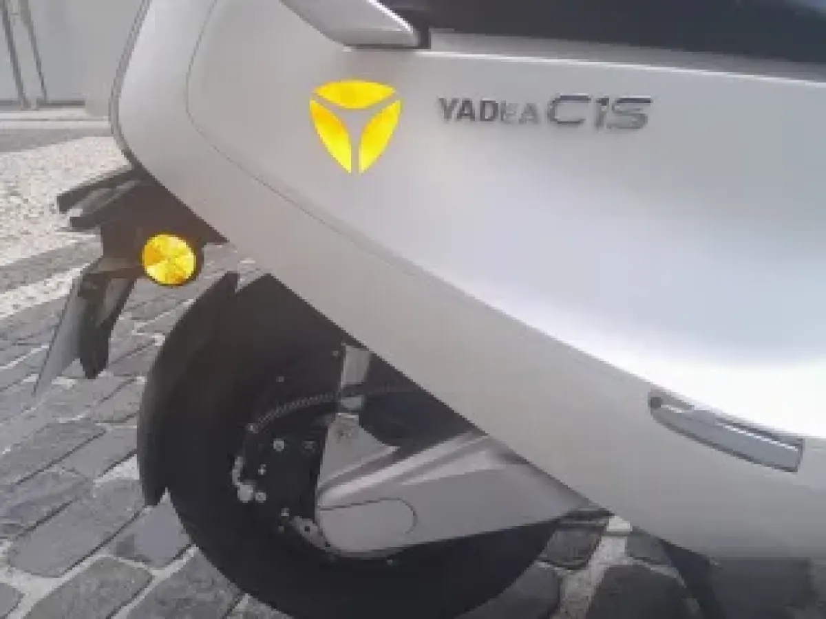 Thumbnail 4 - Yadea C1S PRO