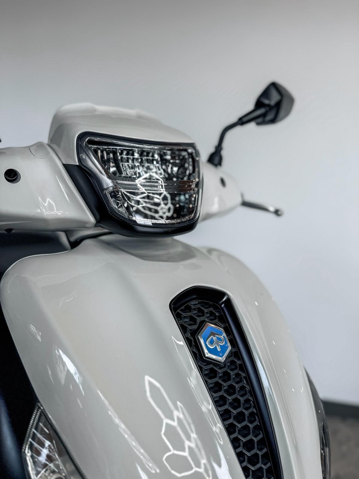 Thumbnail 11 - Piaggio Medley S